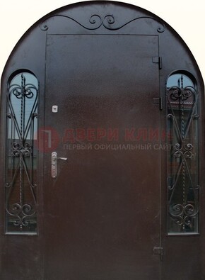 Арочная дверь со стеклом и ковкой ДА-16 под старину в Химках