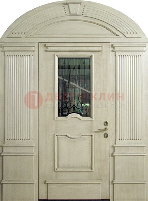 Белая входная дверь массив со стеклом и ковкой ДА-49 в Химках