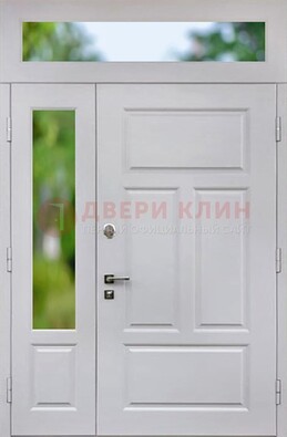 Белая полуторная железная дверь со стеклом и фрамугами ДФГ-10 в Химках
