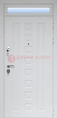 Белая металлическая дверь с фрамугой для коттеджа ДФГ-21 в Химках