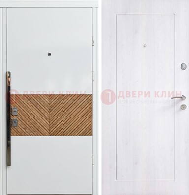 Белая железная дверь МДФ горизонтальной вставкой ДМ-265 в Химках