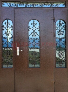 Железная парадная дверь со стеклом и ковкой ДПР-16 для общественных зданий в Химках