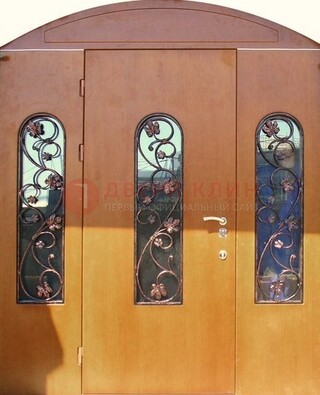 Парадная дверь со стеклянными вставками и ковкой ДПР-28 в общественное здание в Химках