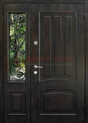 Парадная дверь со стеклянными вставками и ковкой ДПР-31 в кирпичный дом в Химках