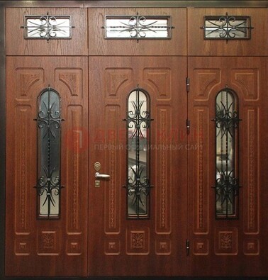Парадная дверь с металлическими вставками и ковкой ДПР-72 в дом в Химках