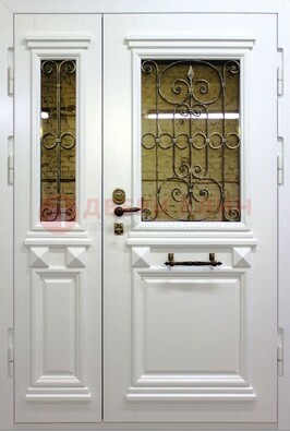 Белая парадная металлическая дверь со стеклом и ковкой ДПР-83 в Химках