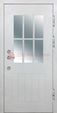 Белая уличная дверь со стеклом ДС-30 в Химках