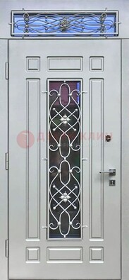 Белая железная дверь со стеклом и ковкой с верхней фрамугой ДСК-112 в Химках