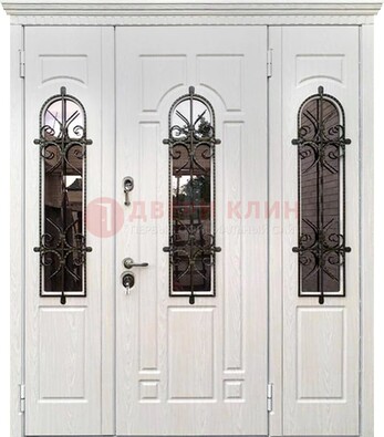 Белая распашная стальная дверь со стеклом и ковкой ДСК-125 в Химках