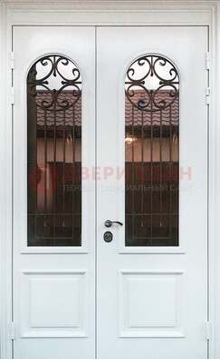 Белая стальная дверь стекло с ковкой и филенкой ДСК-201 в Химках
