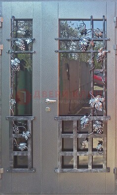 Распашная уличная дверь Порошок со стеклом и ковкой ДСК-221 в Химках