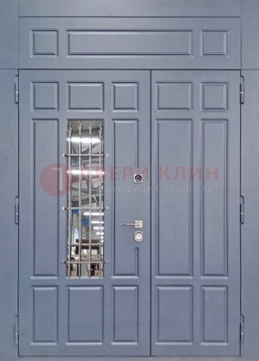 Серая двухстворчатая дверь Винорит со стеклом и ковкой ДСК-234 RAL 7024 в Химках