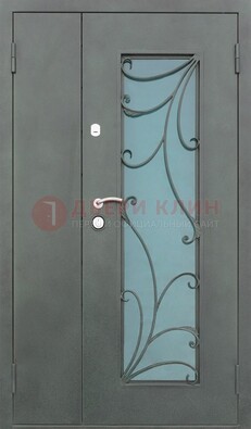 Двухстворчатая железная дверь со стеклом и ковкой ДСК-40 в Химках