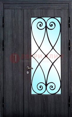 Стальная дверь со стеклом и ковкой ДСК-69 в деревянный дом в Химках