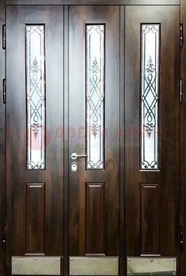 Входная дверь со стеклом и ковкой ДСК-72 в кирпичный дом в Химках