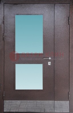 Коричневая тамбурная дверь со стеклянными вставками ДТМ-21 в Химках