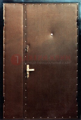 Коричневая тамбурная дверь с оформлением ДТМ-40 в Химках