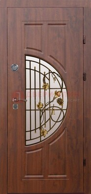 Стальная коричневая дверь с виноритом и ковкой ДВТ-82 в Химках