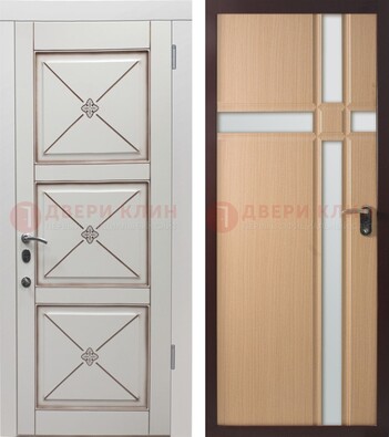 Белая уличная дверь с зеркальными вставками внутри ДЗ-94 в Химках