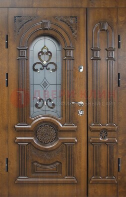 Коричневая двухстворчатая железная дверь с МДФ и витражом ВЖ-32 в Химках